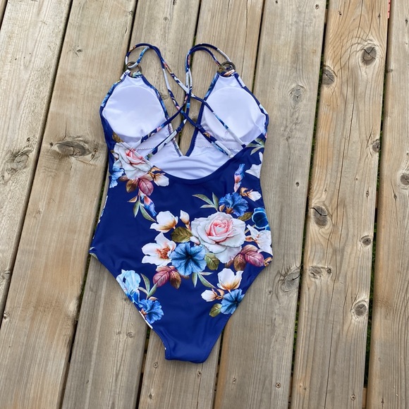 Women’s swimming suit one piece. Adjustable straps on the back. Size M. - Picture 3 of 4